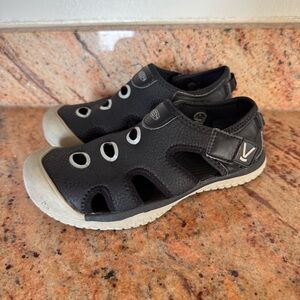 KEEN Size 2 Little Boys or Girls Stingray Water Sandals - Closed Toe Shoes